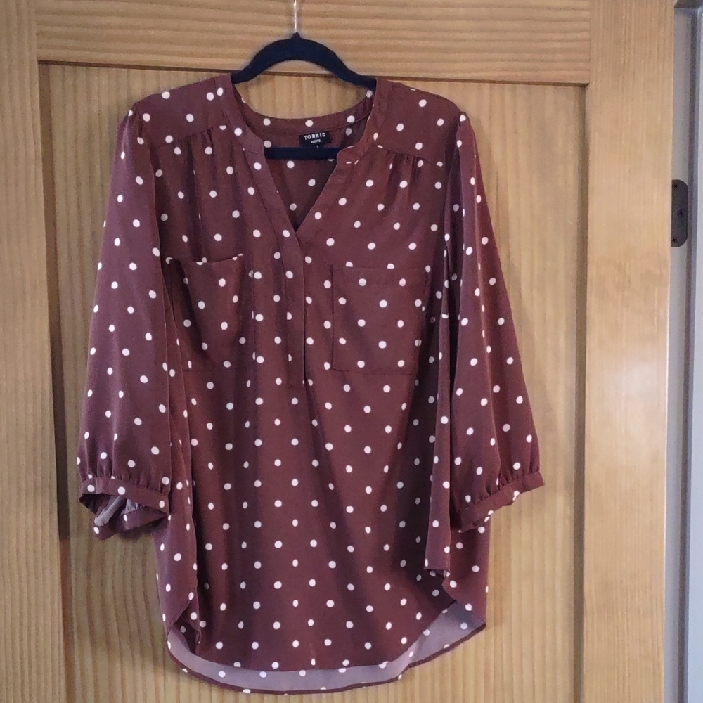 1X Torrid Brown W/ White Polka Dots Top With V- Neck & 3/4 Length 9Sleeve
